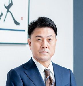 代表者 : 代表取締役社長　生駒　潤一　氏