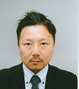 代表者 : 代表取締役　谷　佳隆　氏