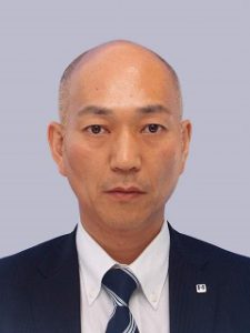 代表者 : 代表取締役社長　上坂　治男　氏
